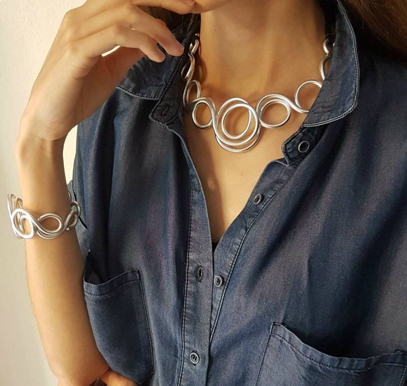 Aluminiumhalskette. Originell Und Elegant, Perfekt Für Ein Besonderes Raffiniertes Geschenk. Modern Zeitgenössisch. Entworfen Von Sinergie Milano Aluminiumhalskette. Originell Und Elegant, Perfekt Für Ein Besonderes Raffiniertes Geschenk. Modern Zeitgenössisch. Entworfen Von Sinergie Milano von sinergiemilano