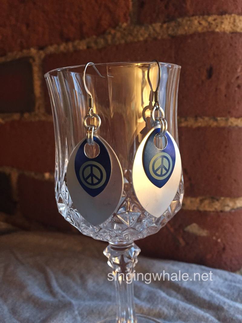 Blau Und Silber Peace Schild Chainmaille Ohrringe - Doppelwaage von singingwhale