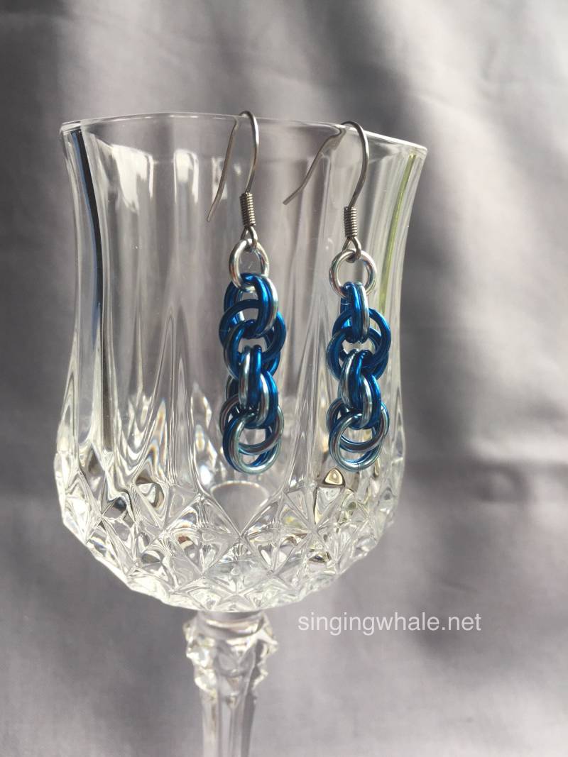 Blaue Welle Spirale Weben Chainmaille Ohrringe Blaue Welle Spirale Weben Chainmaille Ohrringe von singingwhale