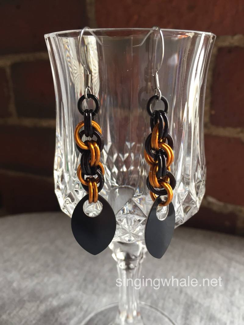 Orange Und Schwarze Spirale Gewebte Chainmaille Ohrringe - Halloween Orange Und Schwarze Spirale Gewebte Chainmaille Ohrringe - Halloween von singingwhale