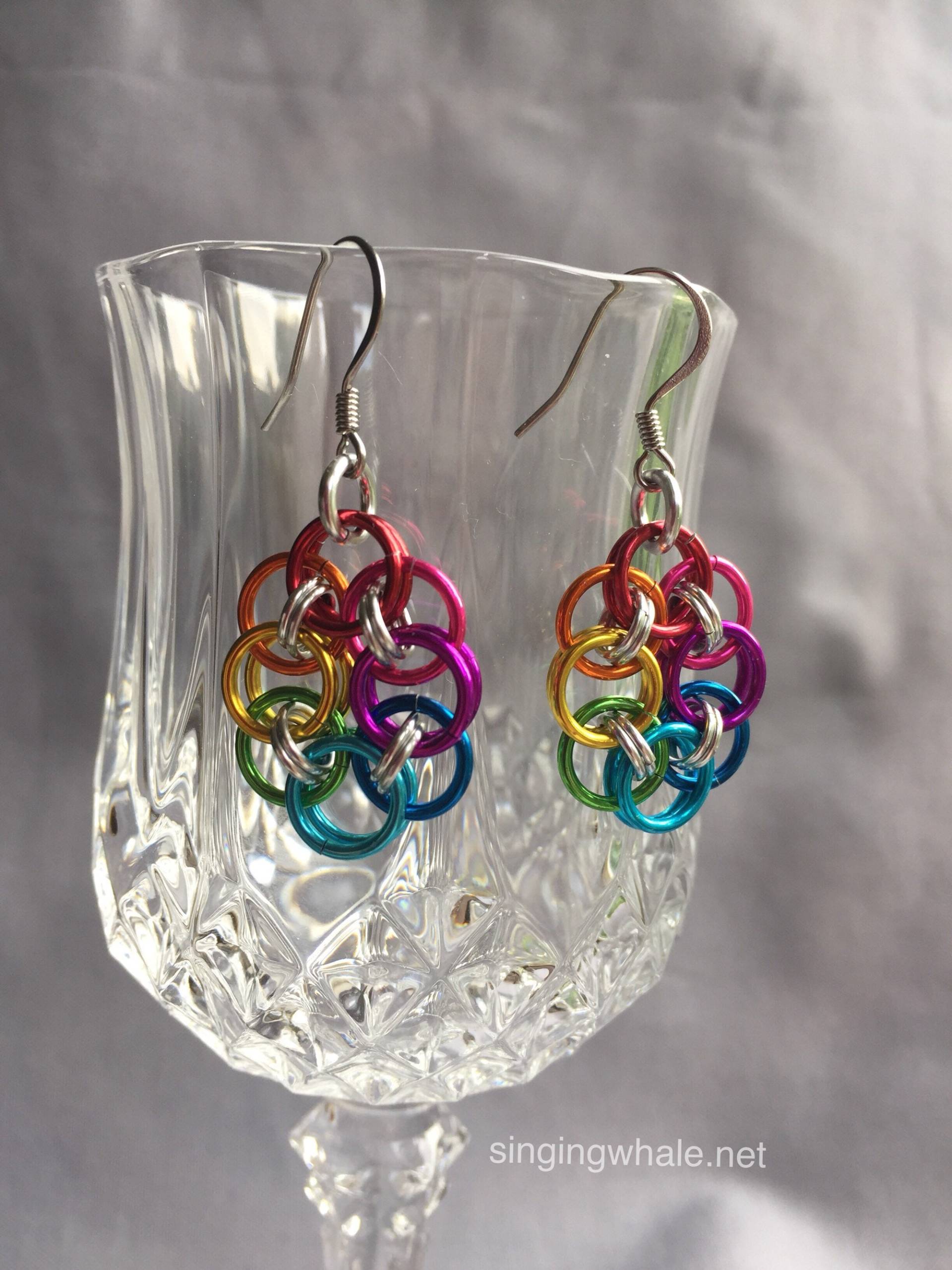 Rainbow Helm Weave Chainmaille Ohrringe - Pride Jewelry, Bunte Ohrringe, Lgbtq Rainbow Helm Weave Chainmaille Ohrringe - Pride Jewelry, Bunte Ohrringe, Lgbtq von singingwhale