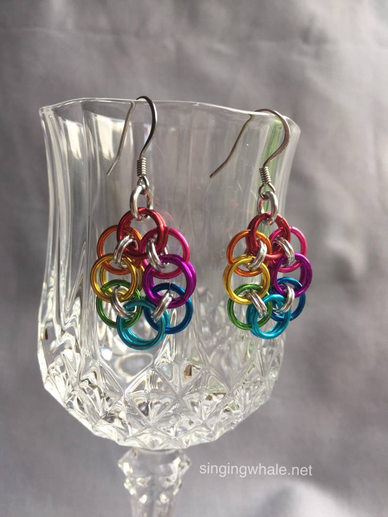 Rainbow Helm Weave Chainmaille Ohrringe - Pride Jewelry, Bunte Ohrringe, Lgbtq Rainbow Helm Weave Chainmaille Ohrringe - Pride Jewelry, Bunte Ohrringe, Lgbtq von singingwhale