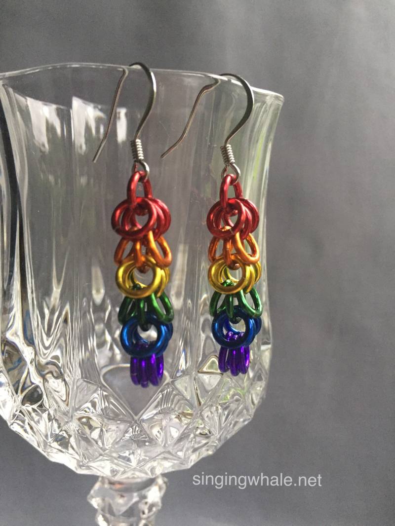 Regenbogen Zottelig Schleifen Chainmaille Ohrringe - Klein Regenbogen Zottelig Schleifen Chainmaille Ohrringe - Klein von singingwhale