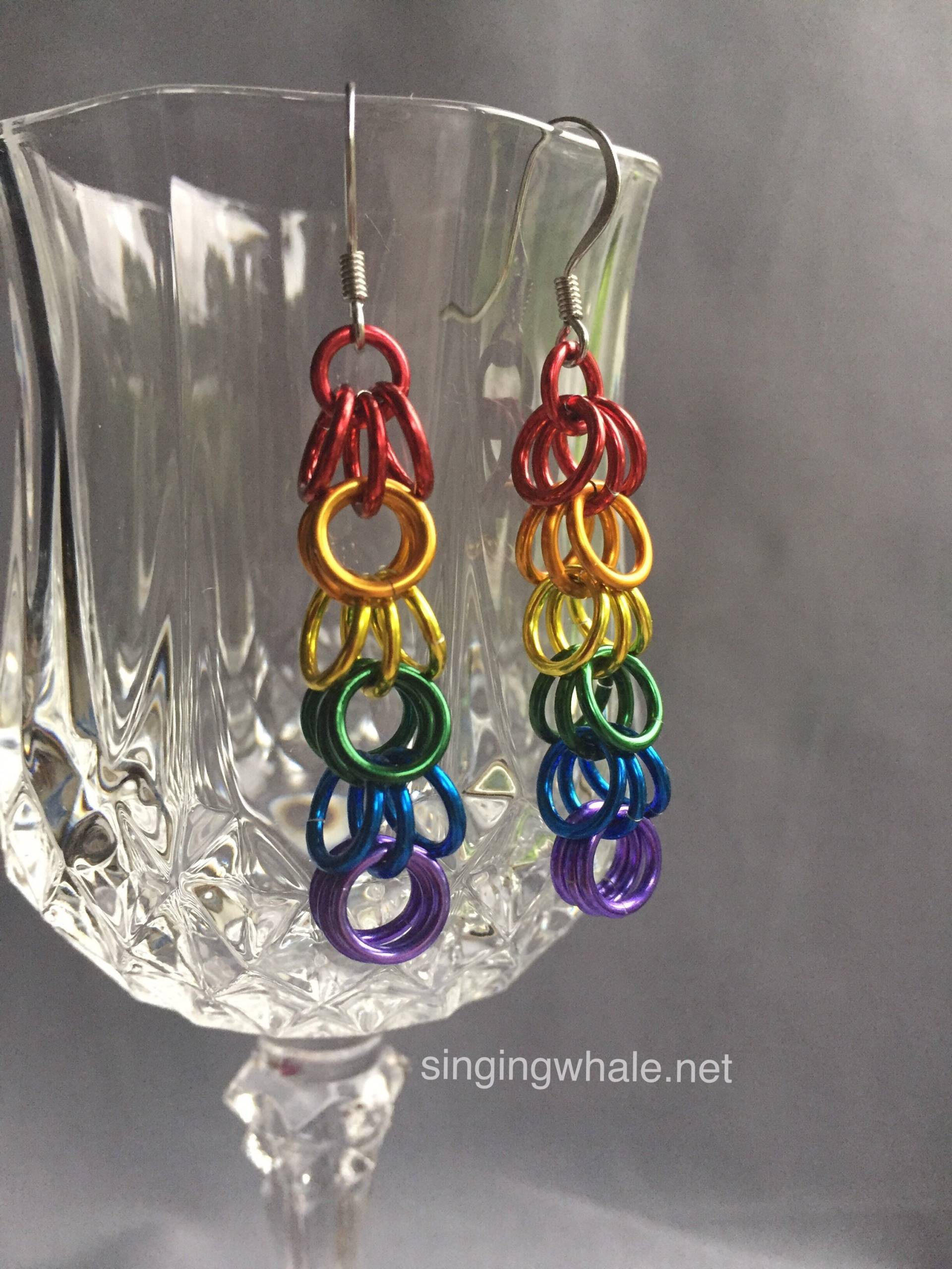 Regenbogen Zottelige Schleifen Kettemaille Ohrringe - Groß Regenbogen Zottelige Schleifen Kettemaille Ohrringe - Groß von singingwhale