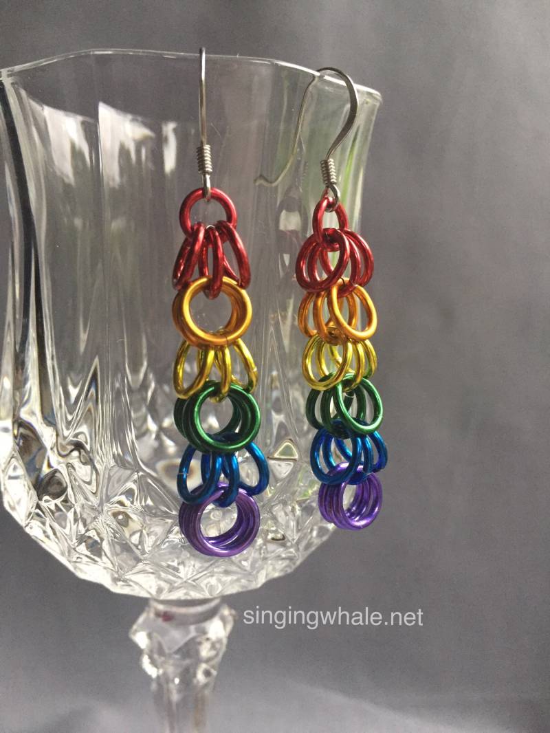 Regenbogen Zottelige Schleifen Kettemaille Ohrringe - Groß Regenbogen Zottelige Schleifen Kettemaille Ohrringe - Groß von singingwhale