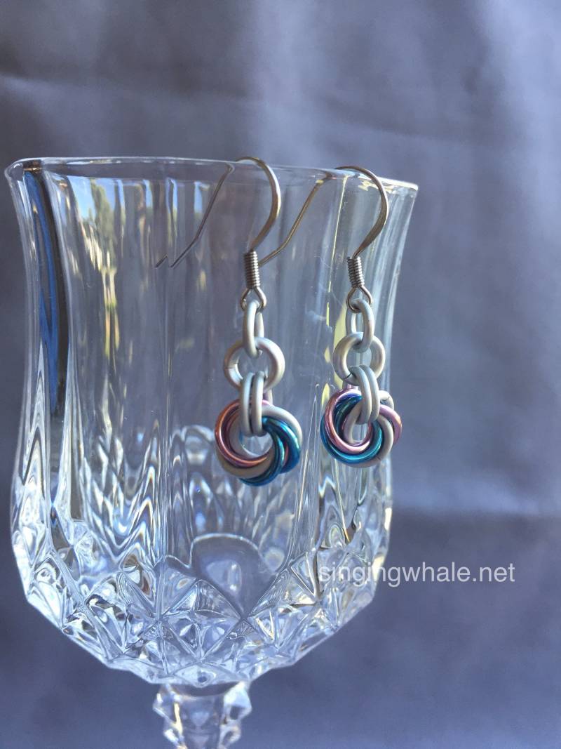 Trans Pride Mobius Chainmaille Ohrringe Trans Pride Mobius Chainmaille Ohrringe von singingwhale