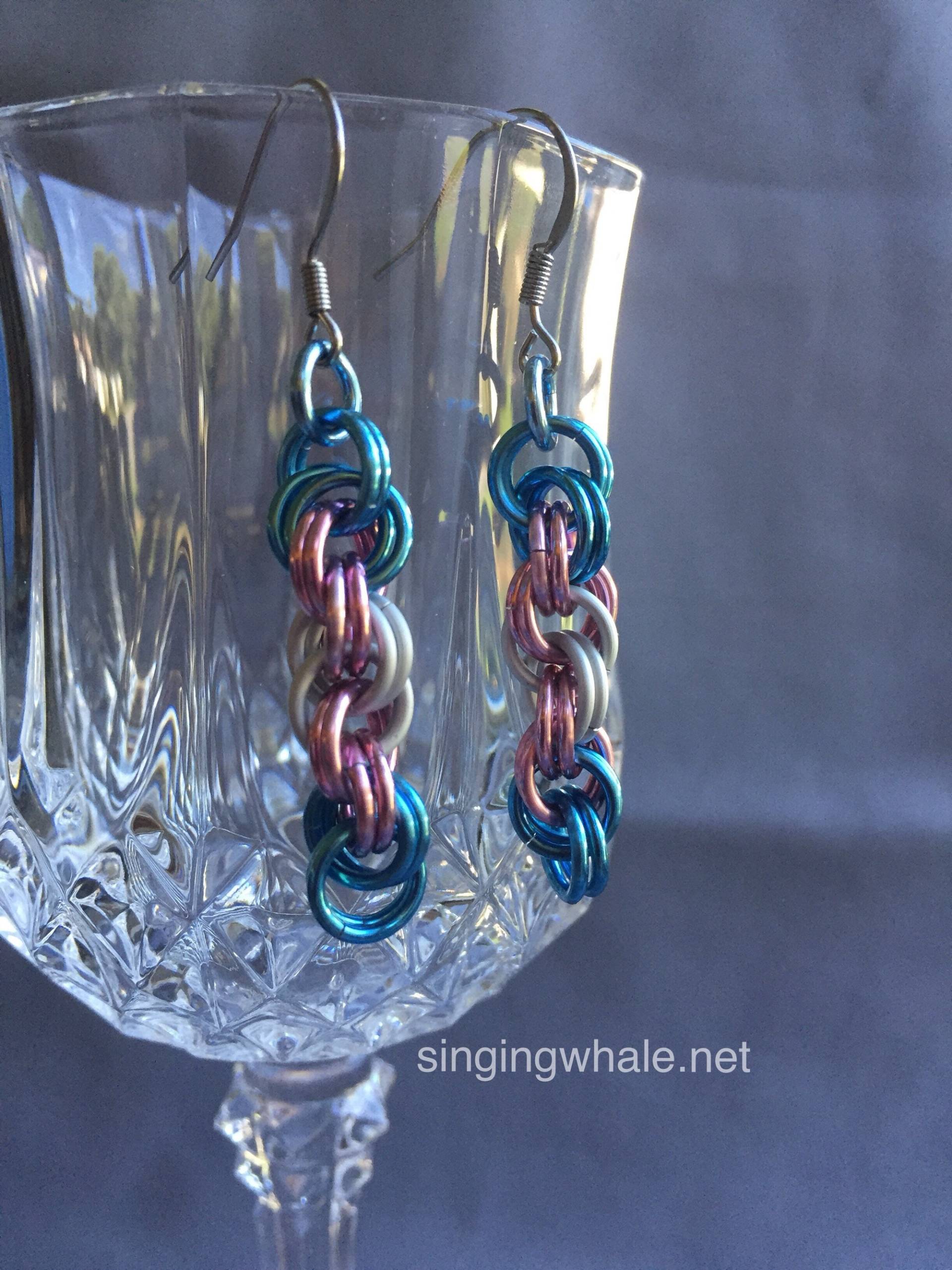 Trans Pride Spirale Weben Chainmaille Ohrringe - Rosa Frostblau Trans Pride Spirale Weben Chainmaille Ohrringe - Rosa Frostblau von singingwhale