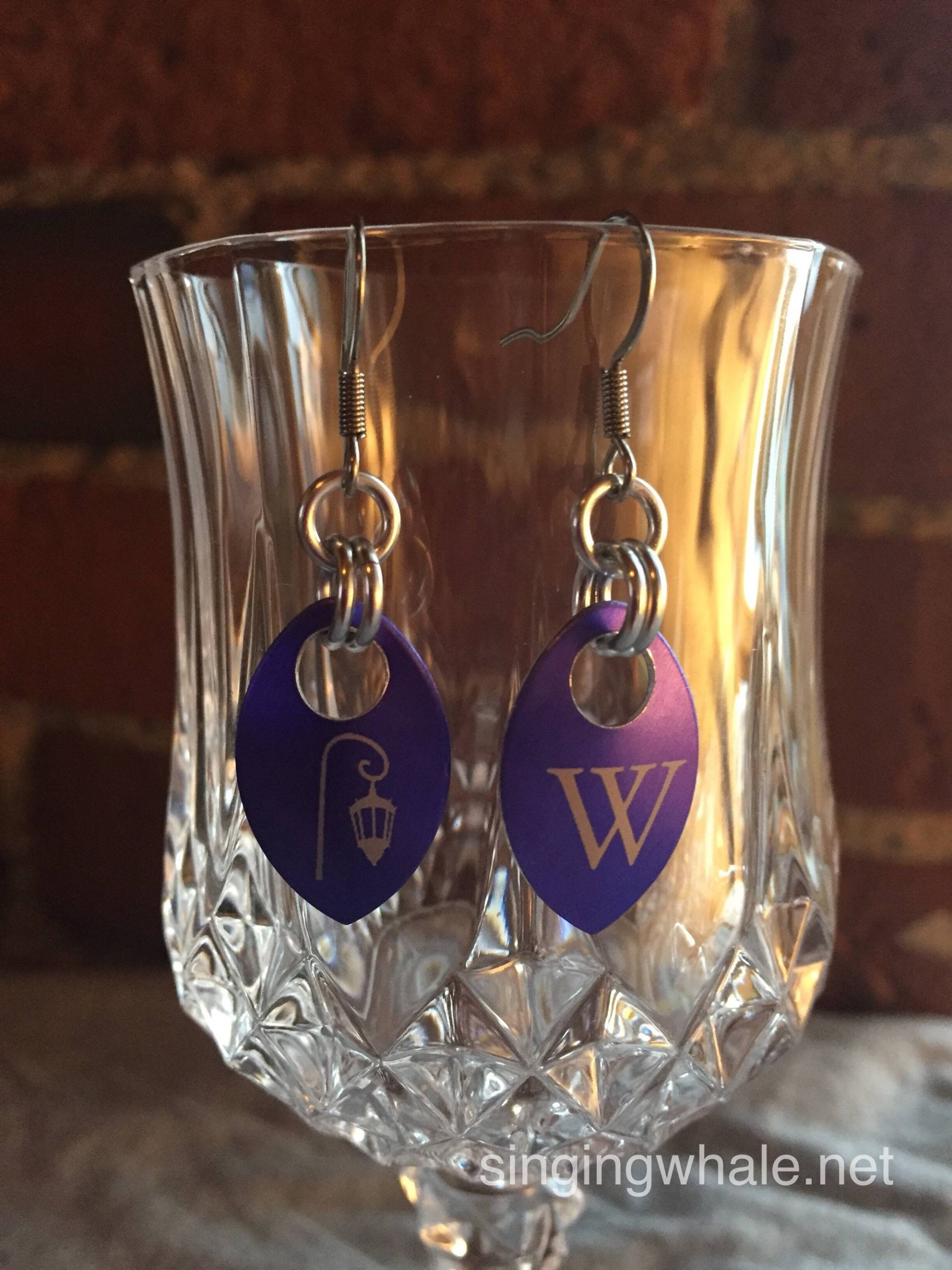 Wellesley College Chainmaille Schuppen Ohrringe - Lila Wellesley College Chainmaille Schuppen Ohrringe - Lila von singingwhale