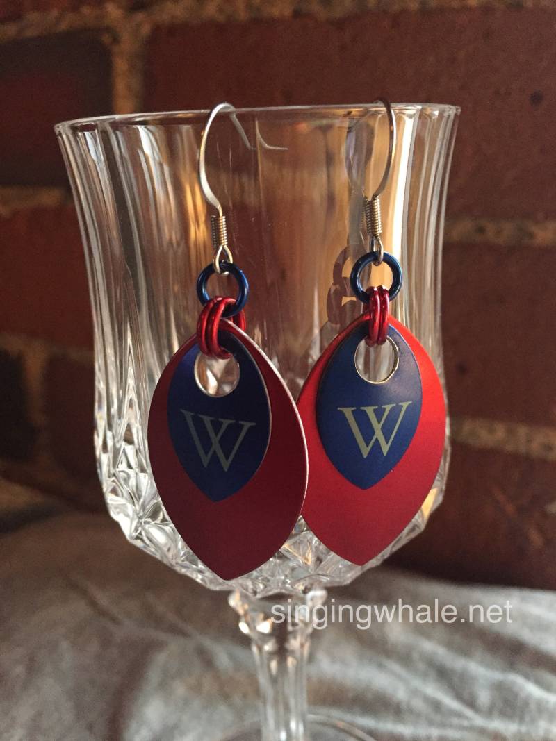 Wellesley College Kettenhemd-Ohrringe - Blaue Auf Roten Schuppenohrringen Wellesley College Kettenhemd-Ohrringe - Blaue Auf Roten Schuppenohrringen von singingwhale