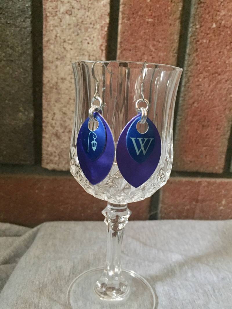 Wellesley College Kettenohrringe - Blau Auf Lila Doppelschuppen-Ohrringe Wellesley College Kettenohrringe - Blau Auf Lila Doppelschuppen-Ohrringe von singingwhale