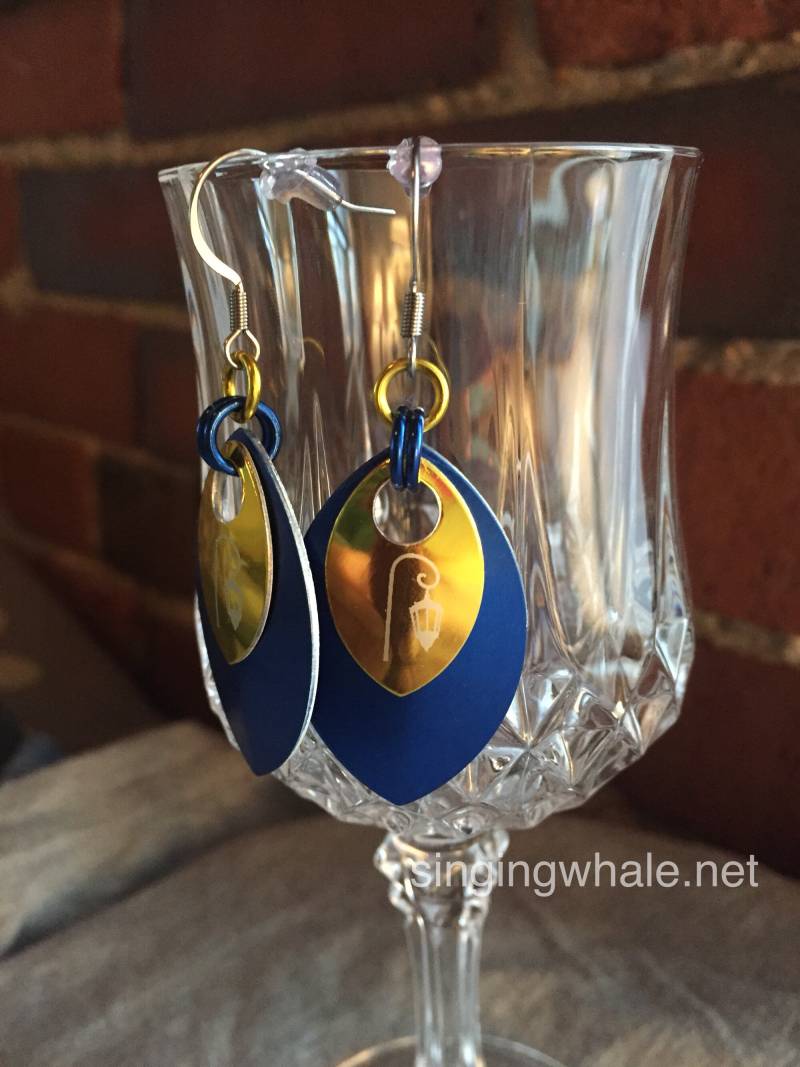 Wellesley College Kettenohrringe - Gelb Auf Blau Skala Ohrringe Wellesley College Kettenohrringe - Gelb Auf Blau Skala Ohrringe von singingwhale