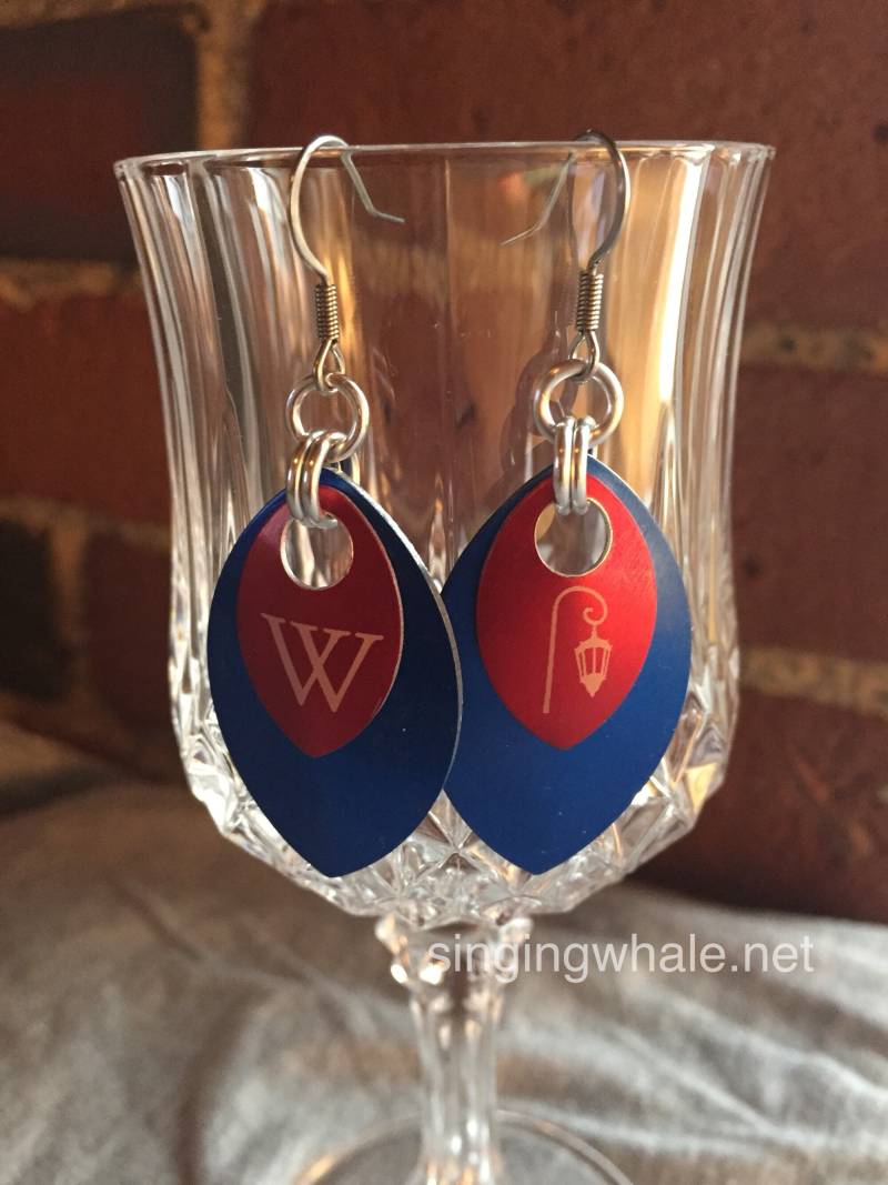 Wellesley College Kettenohrringe - Rot Auf Blau Doppelschuppen Wellesley College Kettenohrringe - Rot Auf Blau Doppelschuppen von singingwhale