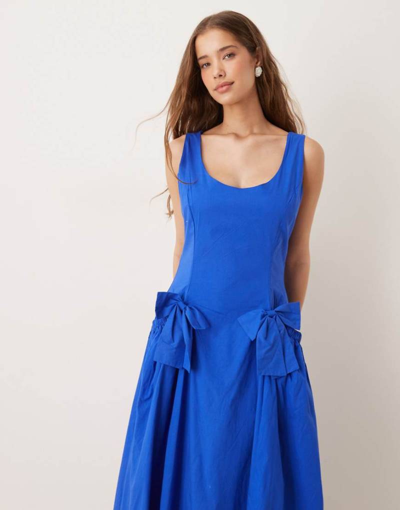 Dream Sister Jane - Midaxikleid in Kobaltblau mit tiefer Taille und Schleifen von sister jane