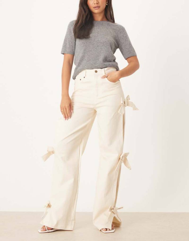 Sister Jane - Bay - Denim-Jeans in Creme mit Schleifendetails-Weiß von sister jane