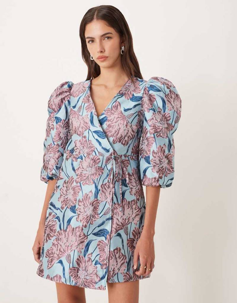 Sister Jane - Deco Bloom - Kurzes Wickelkleid in Blau mit Jacquard-Blumenmuster von sister jane