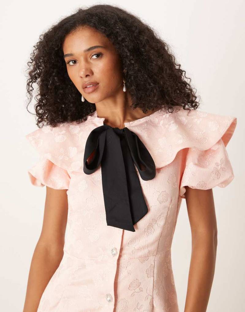 Sister Jane - Hemdkleid in Rosa mit Jacquardmuster, V-Ausschnitt und abnehmbarem Kragen von sister jane