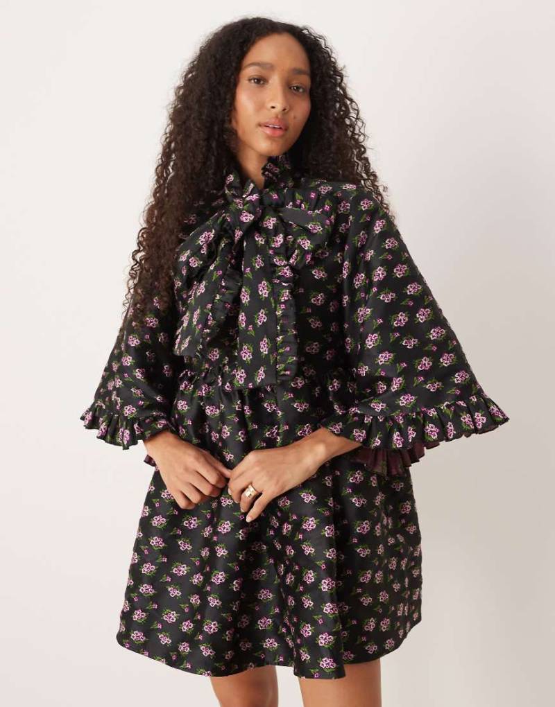 Sister Jane - Jacquard-Minikleid in Schwarz mit Blumenmuster und übergroßer Schluppe von sister jane