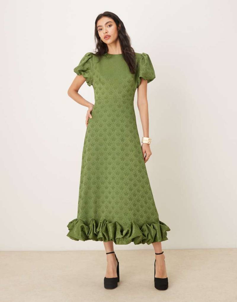 Sister Jane - Midaxi-Kleid aus Jacquard in Khaki mit Puffärmeln und Rüschensaum-Grün von sister jane