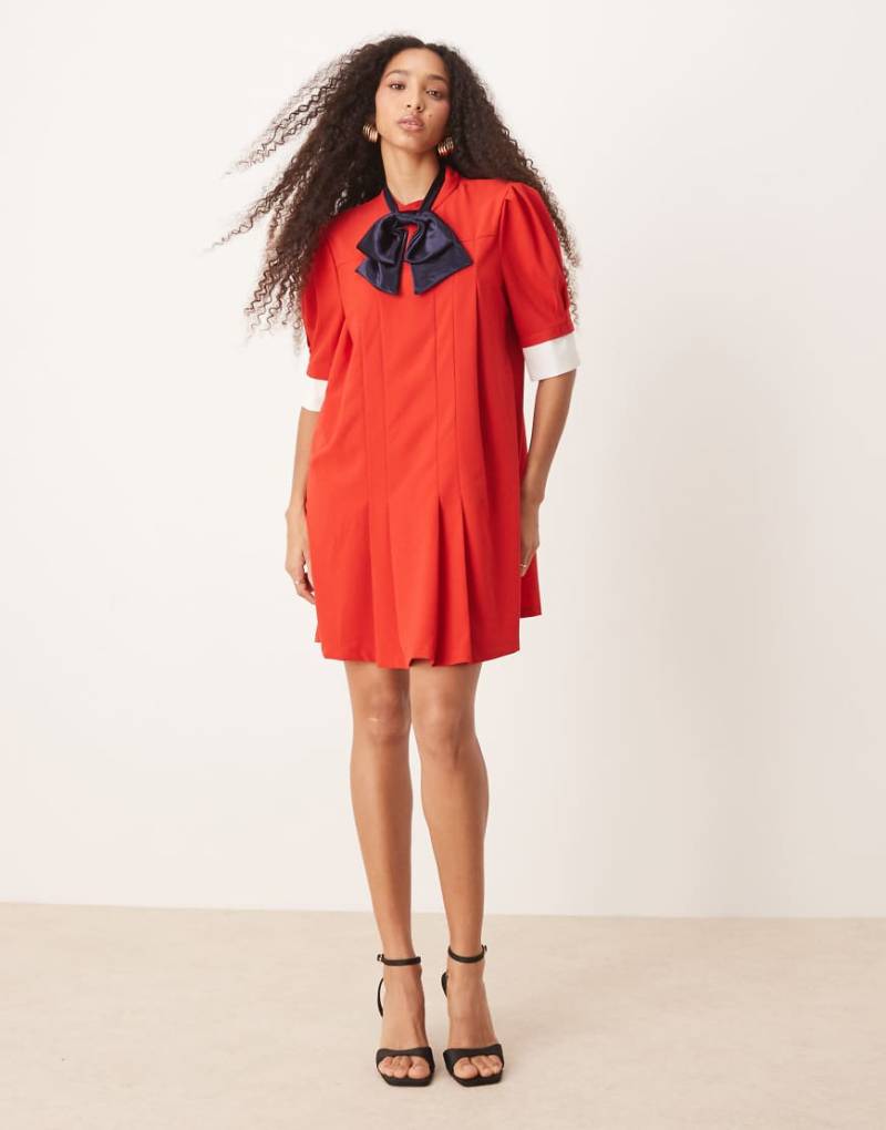 Sister Jane - Minikleid in Rot mit Faltendetails und farblich abgesetzter Schleife von sister jane