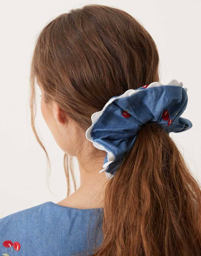 Sister Jane - Scrunchie-Haargummi in Jeansblau mit Kontrastrand und Kirschmuster, Kombiteil von sister jane