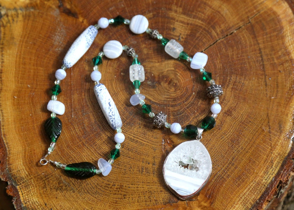 Quarz, Blauer Spitzenachat Und Grünes Blatt Halskette Quarz, Blauer Spitzenachat Und Grünes Blatt Halskette von sisteramethyst