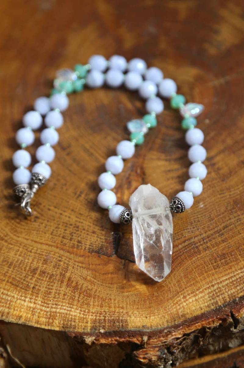 Quarz-Kristallanhänger Mit African Blue Lace Achat Perlen Und Thai Silber von sisteramethyst