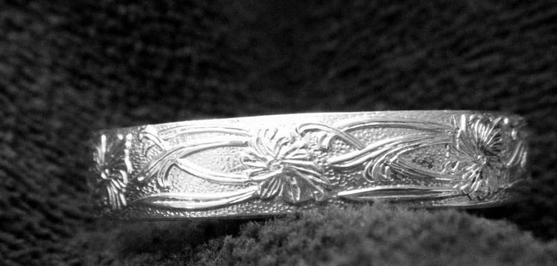 Breites Geblümtes Sterlingsilber-Baby-Armband Für Ein Neugeborenes Oder Jahr Altes Baby Breites Geblümtes Sterlingsilber-Baby-Armband Für Ein Neugeborenes Oder Jahr Altes Baby von sistersilver