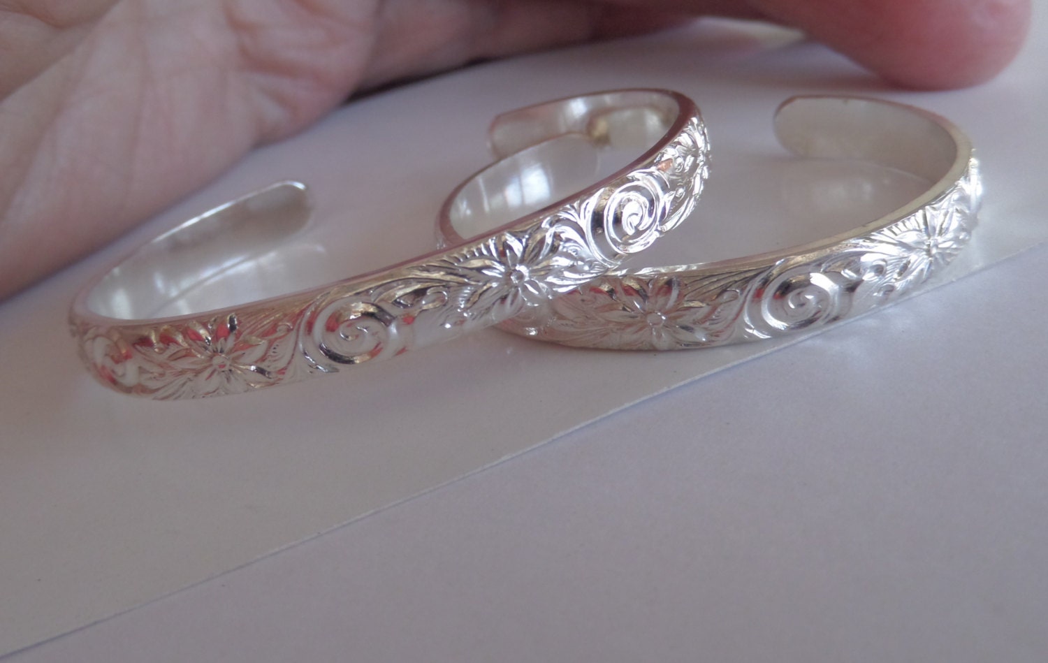sterling Silber Armreif Mit Spiralen Und Blumen Für Neugeborene Bis Einjährige Baby sterling Silber Armreif Mit Spiralen Und Blumen Für Neugeborene Bis Einjährige Baby von sistersilver