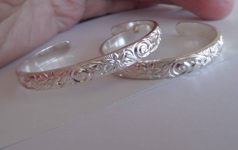 sterling Silber Armreif Mit Spiralen Und Blumen Für Neugeborene Bis Einjährige Baby sterling Silber Armreif Mit Spiralen Und Blumen Für Neugeborene Bis Einjährige Baby von sistersilver