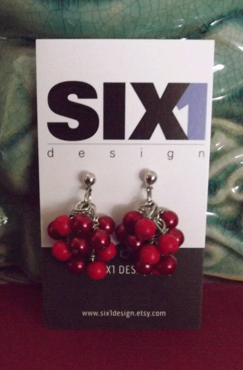 Rot Perlenbesetzte Ohrringe Rot Perlenbesetzte Ohrringe von six1design