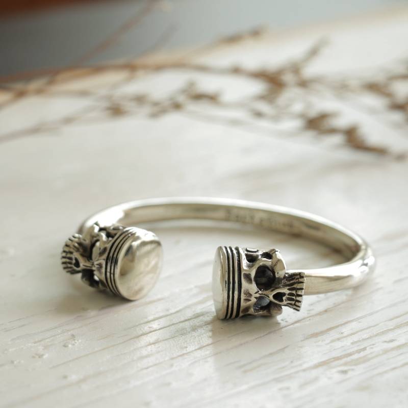 sterling Silber Biker Totenkopf Armreif Memento Mori Piston Head Armband von sixga