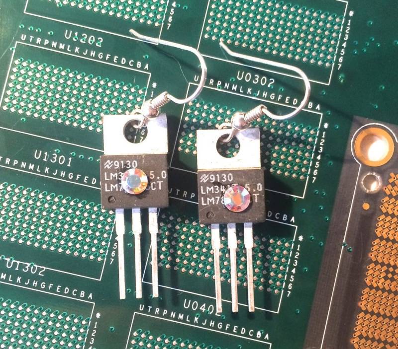 Regler-Mikrochip-Ohrringe von sixthdaymanc