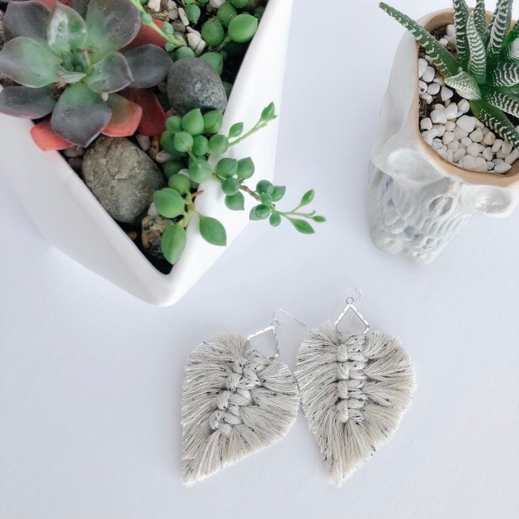 Makramee Feder Ohrringe/Blatt // Boho Schmuck Statement Hochzeit Teil von skcdecorativearts
