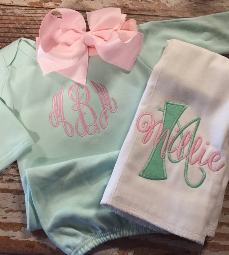 Baby-Mädchen Nach Hause Kommen Outfit, Mintgrün Kleid Mit Monogramm Und Passender Schleife, Neugeborene Personalisiertes Babypartygeschenk, Stickerei von skcreationss