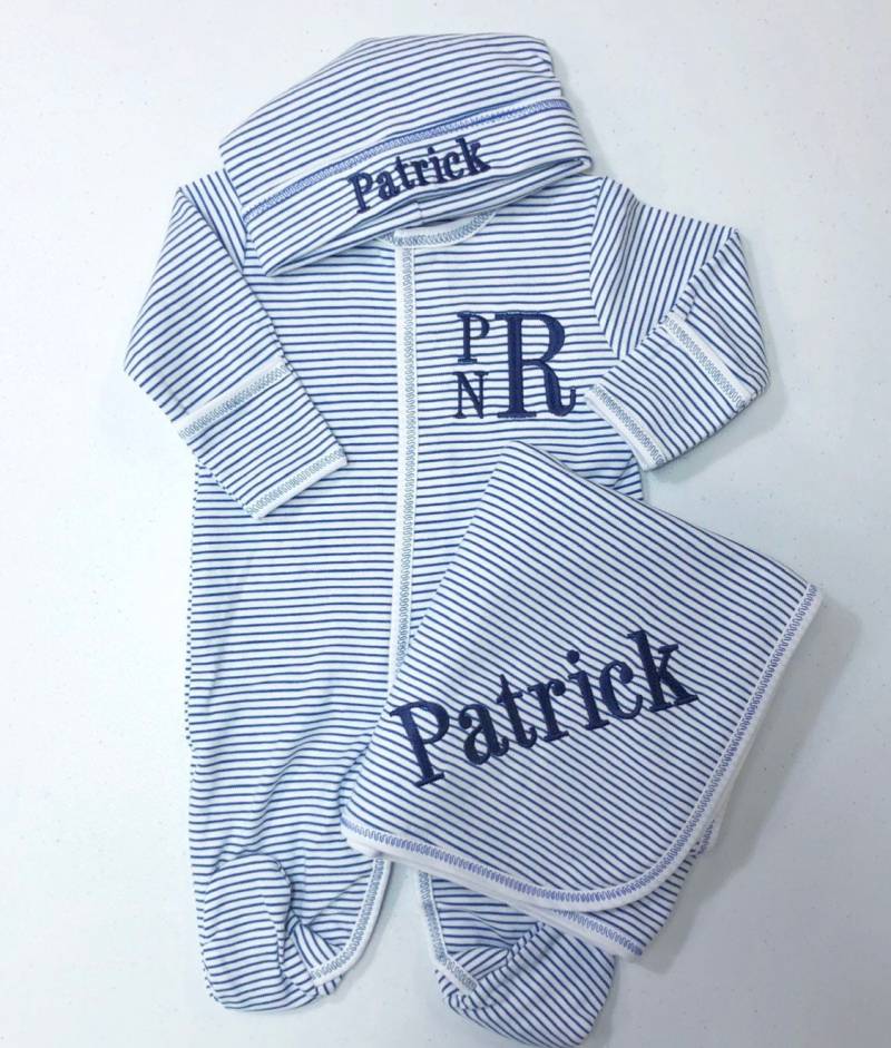 Baby Outfit, Geschenk, Monogramm Füßchen, Schläfer, Marine Mini Streifen von skcreationss