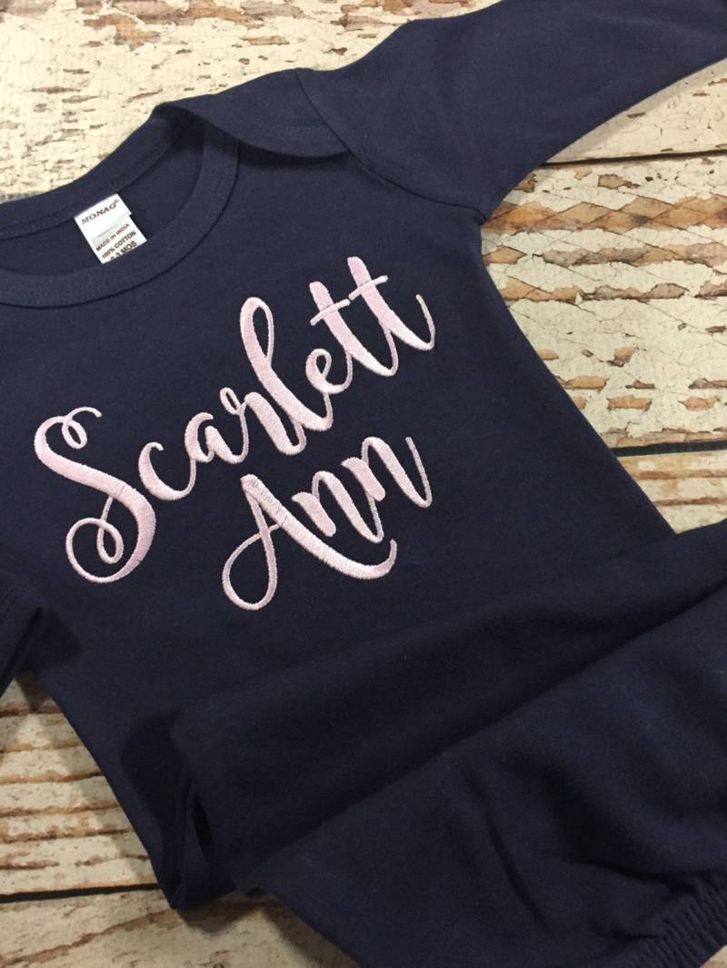 Mit Monogramm Und Baby-Mädchen Nach Hause Kommen Outfit, Schläfer, Layette Personalisierte Junge Mädchen Neugeborene Outfit von skcreationss