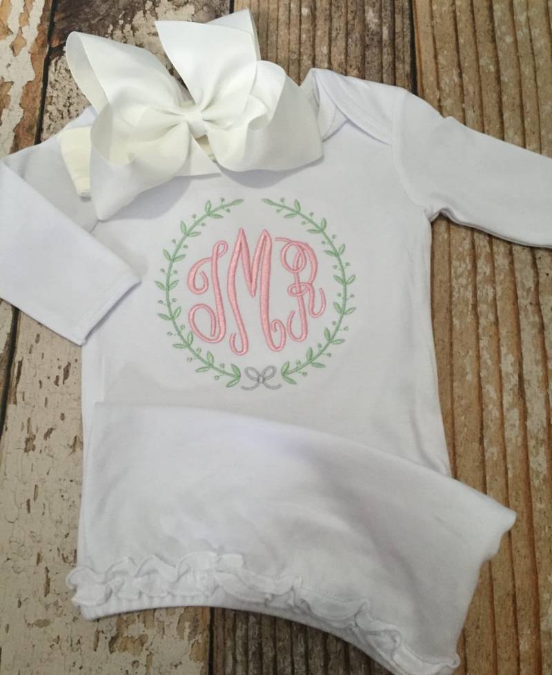 Monogrammed Mädchen-Baby-Kleid, Mädchen-Krankenhaus-Outfit, Säuglingskleid, Personalisiertes Babykleid, Baby-Monogramm-Kleid von skcreationss