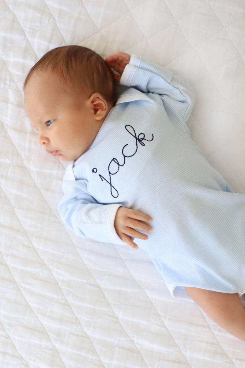 Personalisierte Baby-Outfit, Baby-Kleidung Mit Monogramm, Besticktes Hemd, Babypartygeschenk, Pima Baumwolle, Handbedeckungen von skcreationss