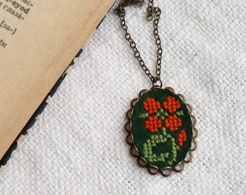 Kreuzstich Halskette Blume Auf Dunkelgrünen Filz - N003 von skrynka