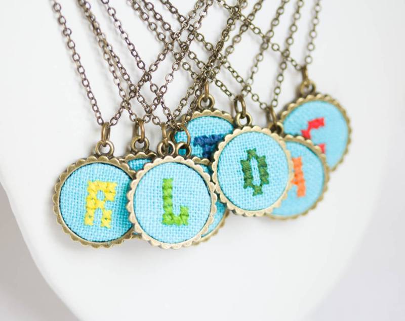 Personalisierte Initial Kette, Hellblauer Stoff Personalisierte Initial Kette, Hellblauer Stoff von skrynka