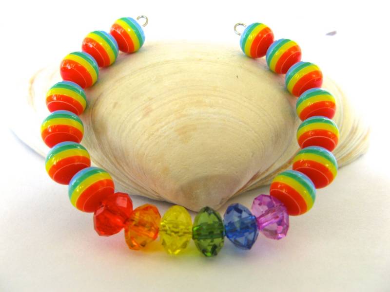 Mädchen Perlenarmband - 8 Mm Regenbogen Perlen 6 X 8Mm Schmuckton Auf Memory Wire von skybluewater