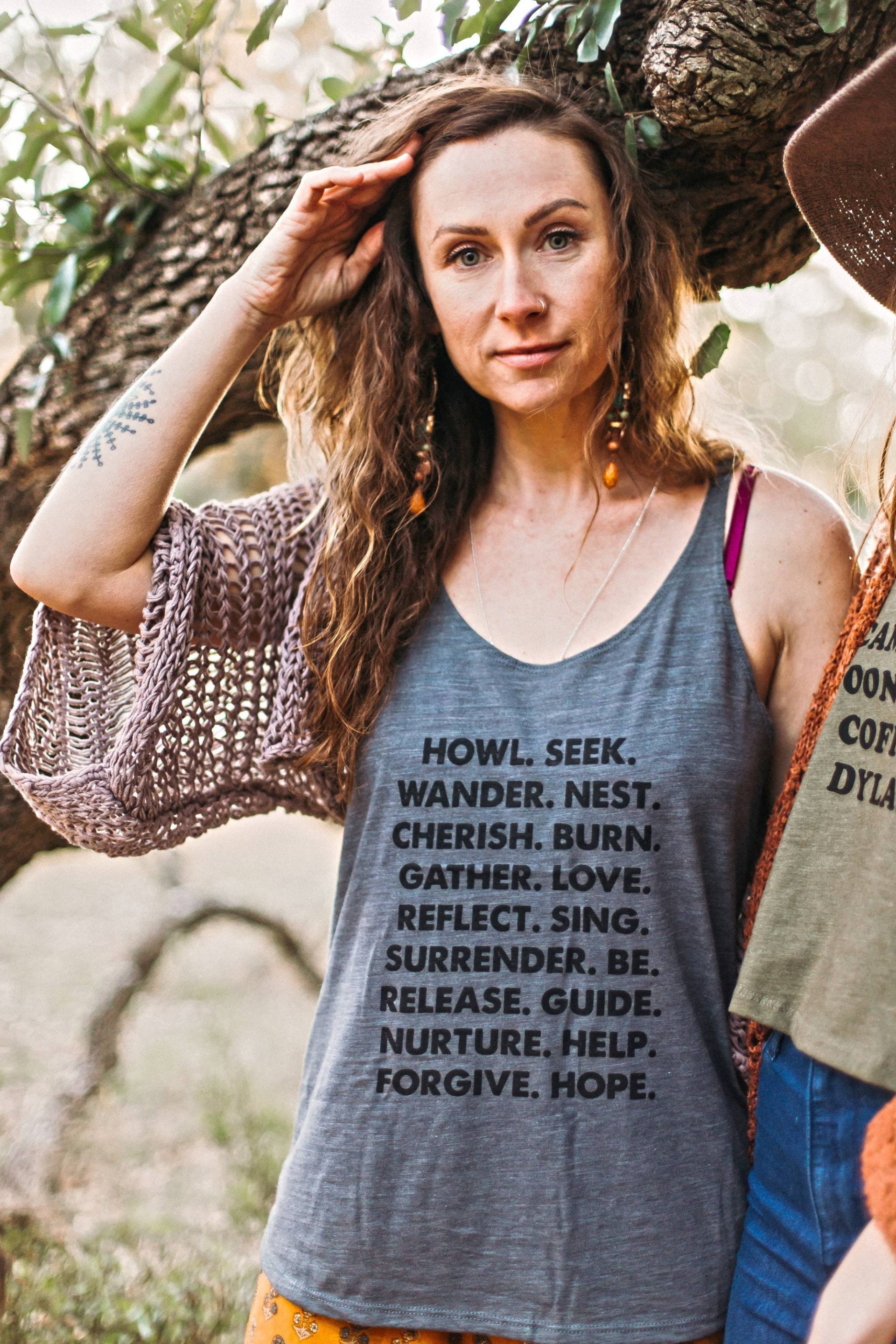Art Des Lebens, Eins Mit Der Natur, Slouchy Tank Top, Skyline Fieber, Handbedrucktes T-Shirt Art Des Lebens, Eins Mit Der Natur, Slouchy Tank Top, Skyline Fieber, Handbedrucktes T-Shirt von skylinefever