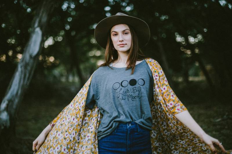 Live By The Moon, Slouchy-T-Shirt, Skyline-Fieber, Mondkind Live By The Moon, Slouchy-T-Shirt, Skyline-Fieber, Mondkind von skylinefever