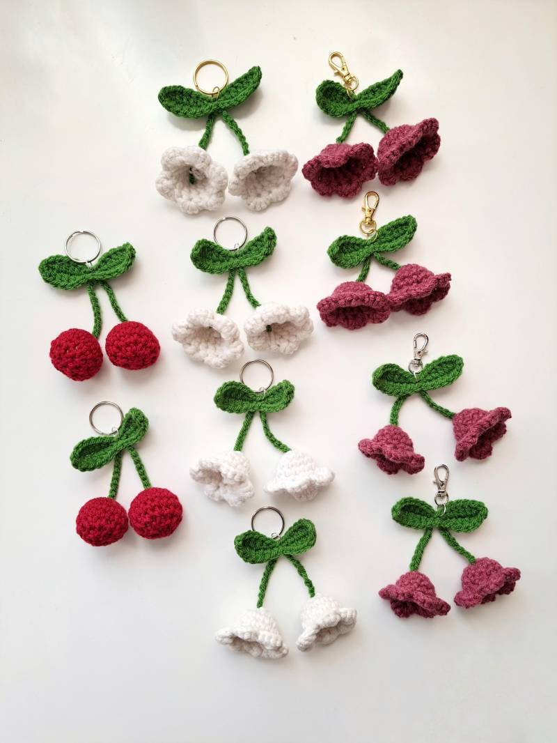 Crochet Schlüsselanhänger Kirschen Blumen Coquette Cute Y2K Accessoires Sommer Frühling Trendy von skzoosaurus