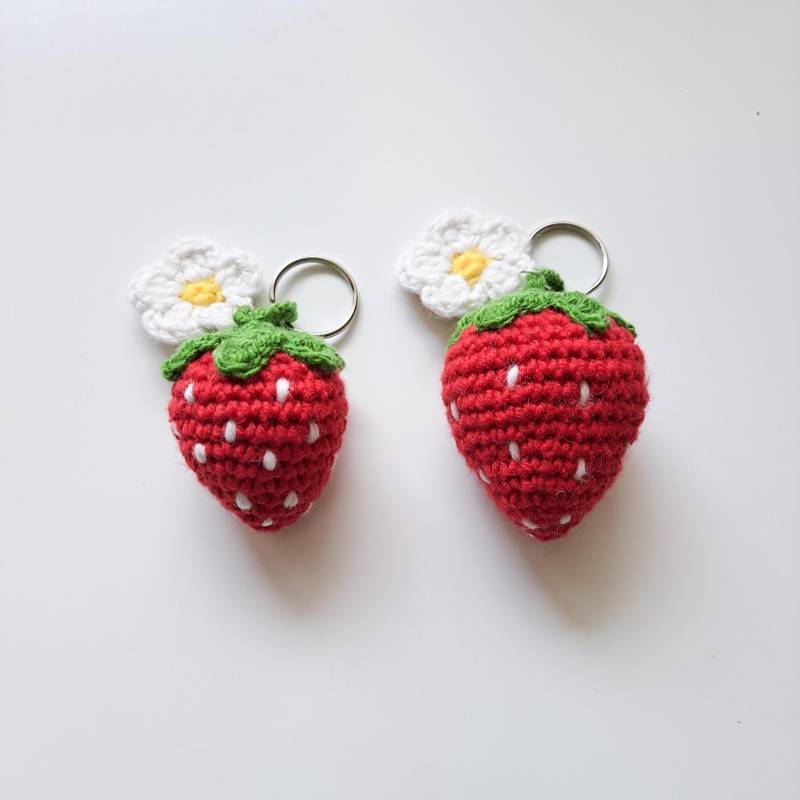 Gehäkelte Schlüsselanhänger Erdbeere Blume Kokette Y2K Taschenanhänger Sommer Frühling Trend von skzoosaurus