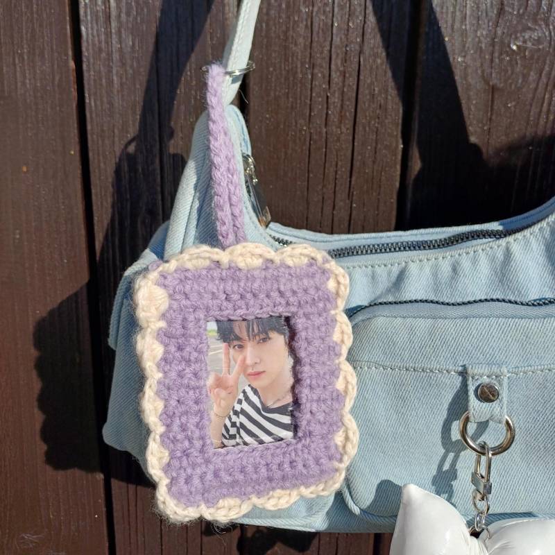 Kpop Crochet Pc Halter Photocard Rüschen Lila Leeknow Minho Stray Kids Skz Geraffte Handmade Keychain von skzoosaurus