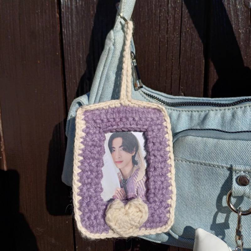 Kpop Häkeln Pc Halter Fotokarte Ateez Seonghwa Pastellherz Lila Handmade Keychain von skzoosaurus