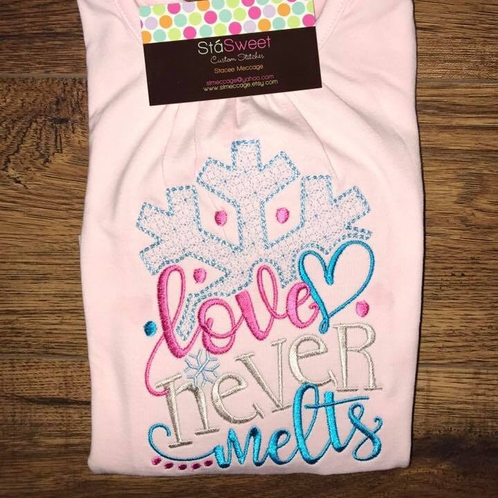 Personalisierte Applikation Valentinstag Love Never Melts Lang Oder Kurzarm Tshirt Onesie Personalisierte Applikation Valentinstag Love Never Melts Lang Oder Kurzarm Tshirt Onesie von slmeccage