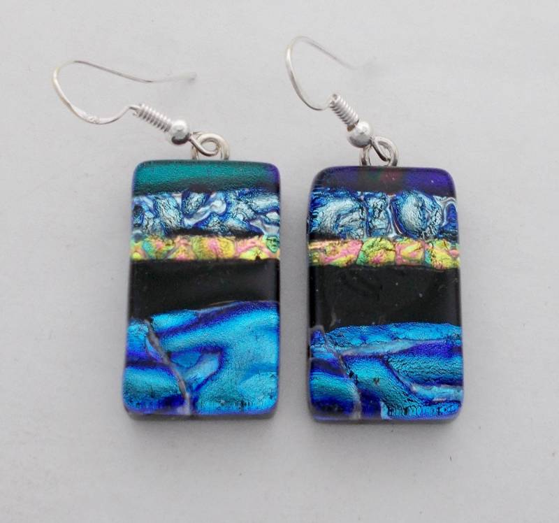 Geschmolzene Dichroic Glasohrringe Schwarze Basis, Bunt Funkelnd von slotzkin