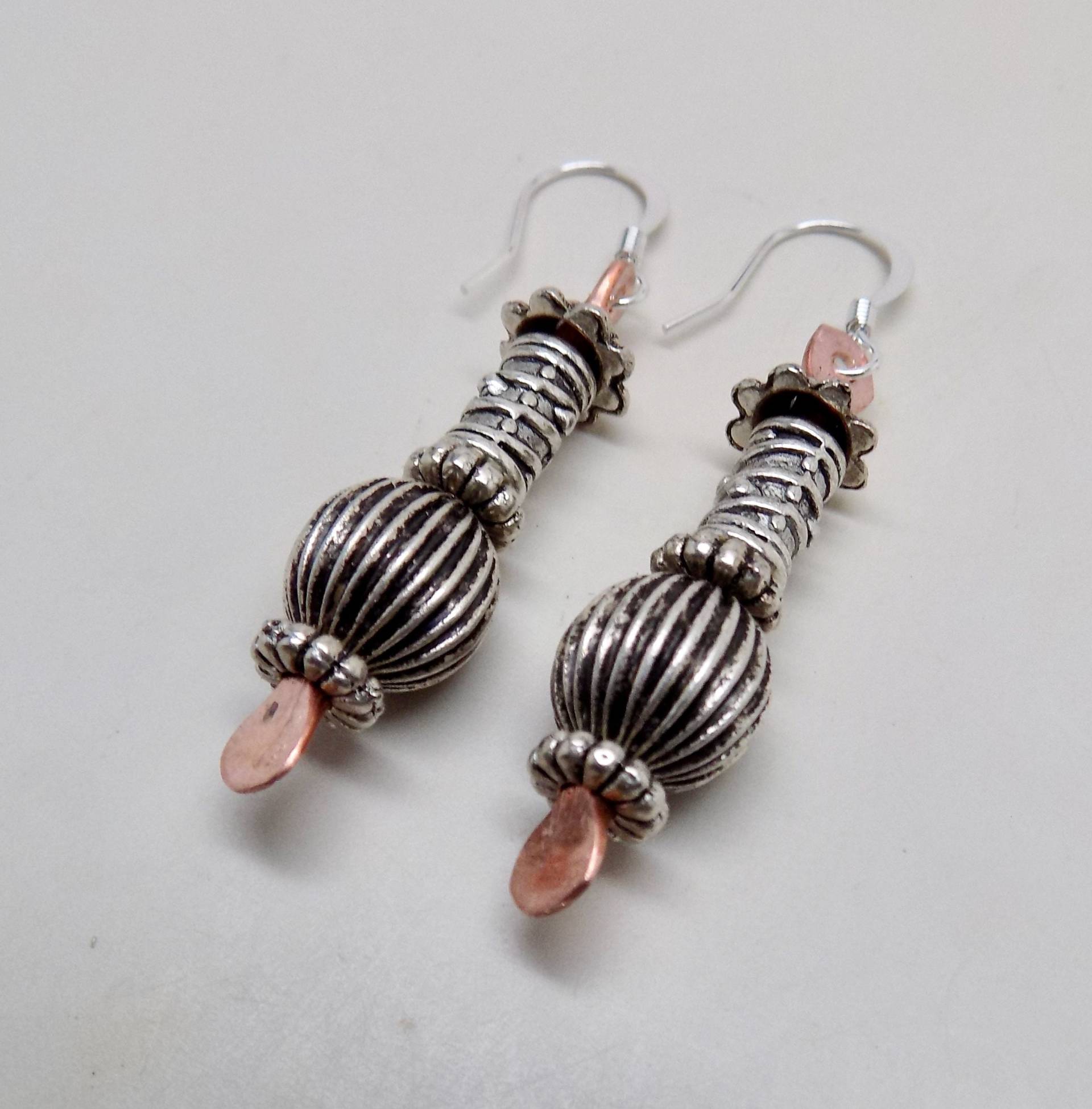 Metall-steampunk Ohrringe Rotierendes Zahnrad & Perlen von slotzkin